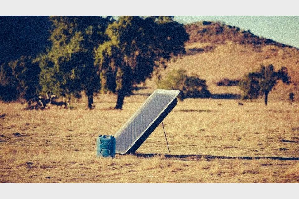 This sun-powered system delivers energy as it pulls water from the air
